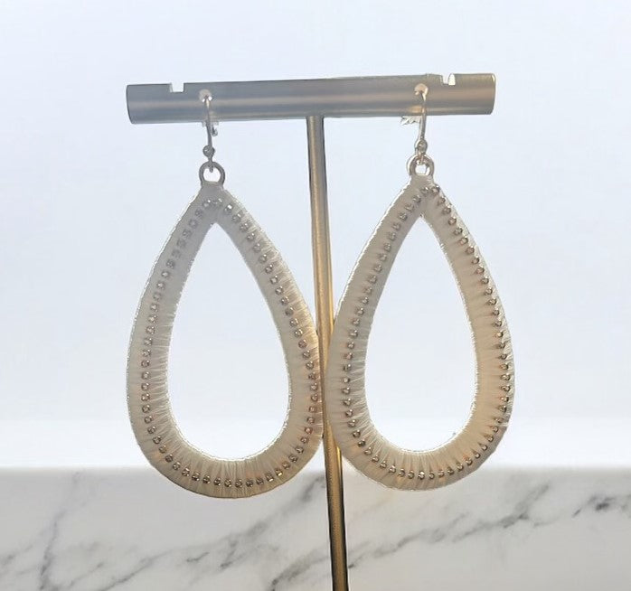 TEARDROP CREME COLOR EARRINGS