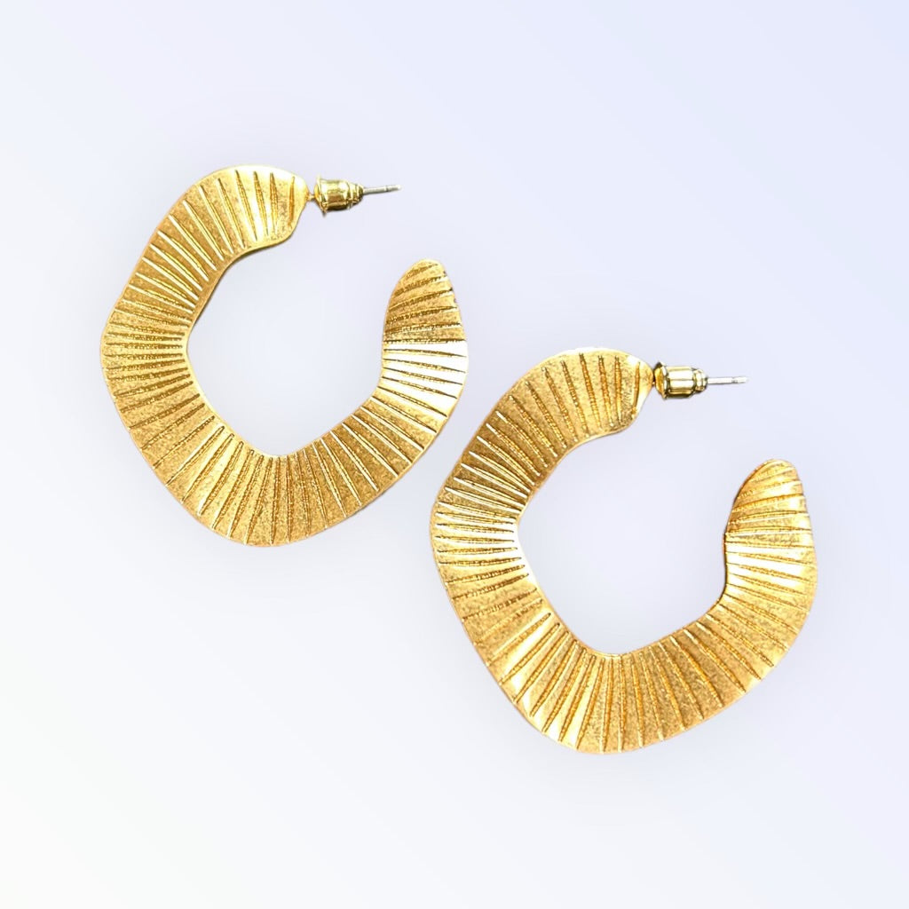 SOLID GOLD COLOR CURVED HOOPED EARRINGS