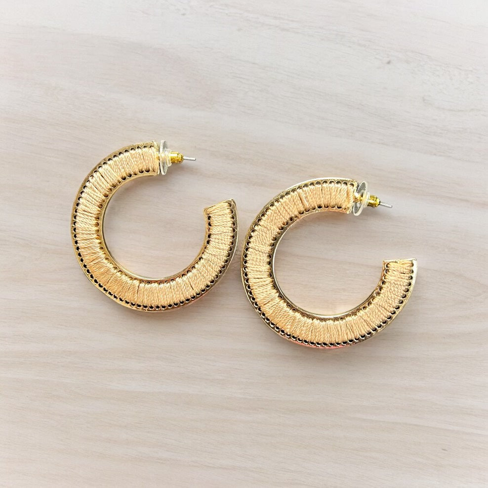 CREME GOLD COLOR WOVEN HOOP EARRINGS