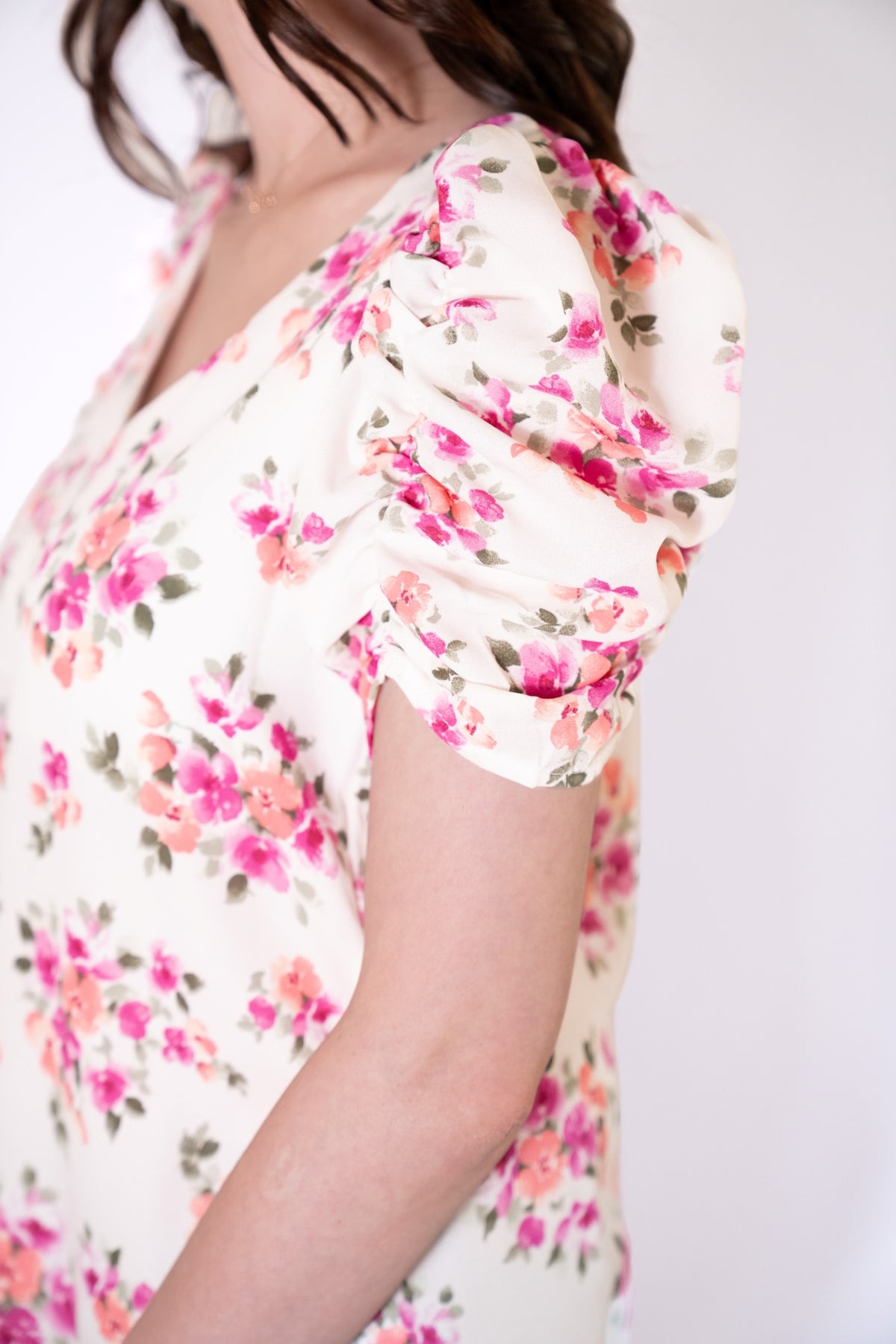 V-NECK PUFF SHORT SLEEVE FLORAL PRINT WOVEN TOP