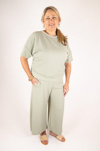 RIBBED SHORT SLEEVE CAPRI PANT SET